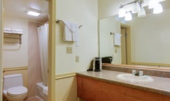 The Anchorage Inn: Two Double Beds - Bathroom