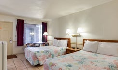 The Anchorage Inn: Two Double Beds
